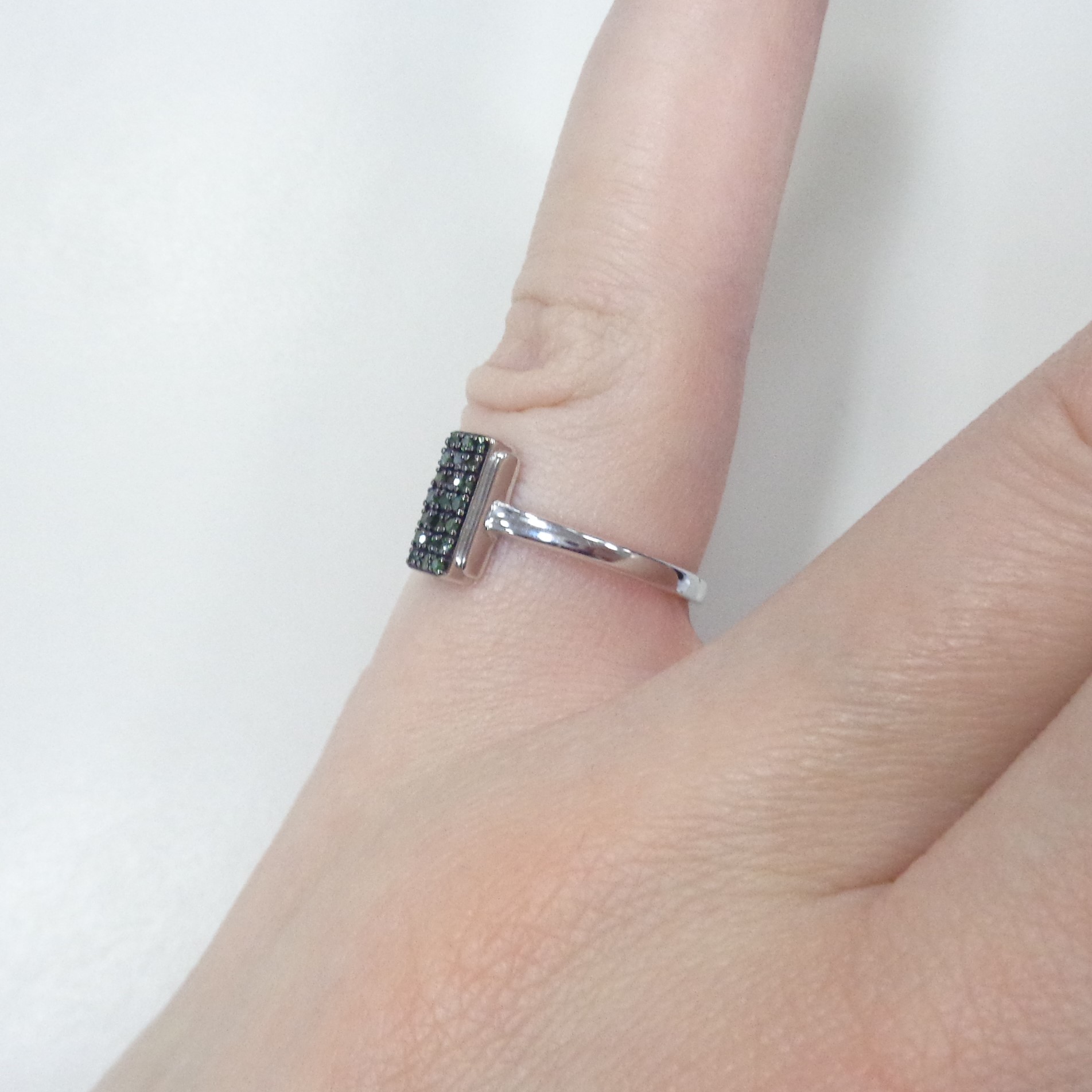 Серебряное кольцо с зелеными бриллиантами